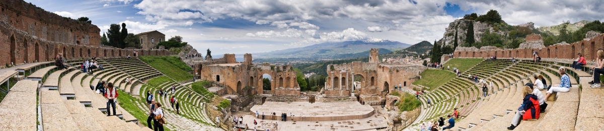 Sicily Taormina Greek Theater - High Resolution Panorama (zoutedrop)  [flickr.com]  CC BY 
Información sobre la licencia en 'Verificación de las fuentes de la imagen'